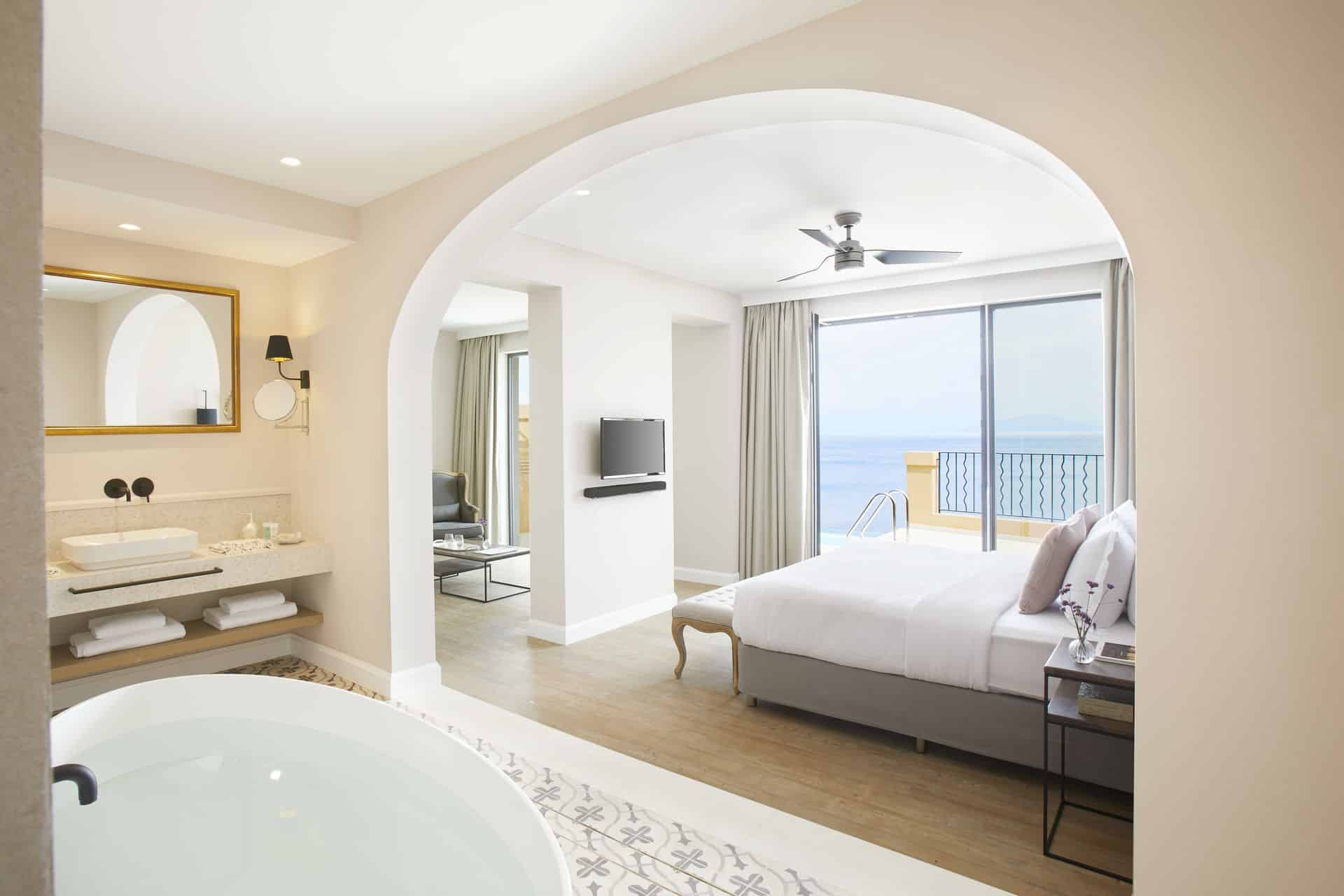 Deluxe σουίτα Κέρκυρα με ιδιωτική πισίνα με άνετο κρεβάτι με θέα στη θάλασσα