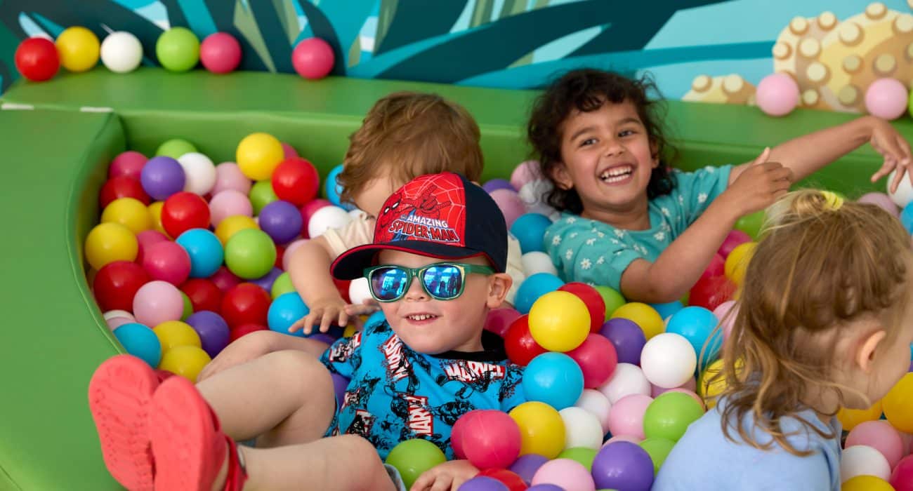 Les enfants s'amusent dans le Kids&#039 ; Club des stations balnéaires de Corfou pour les familles
